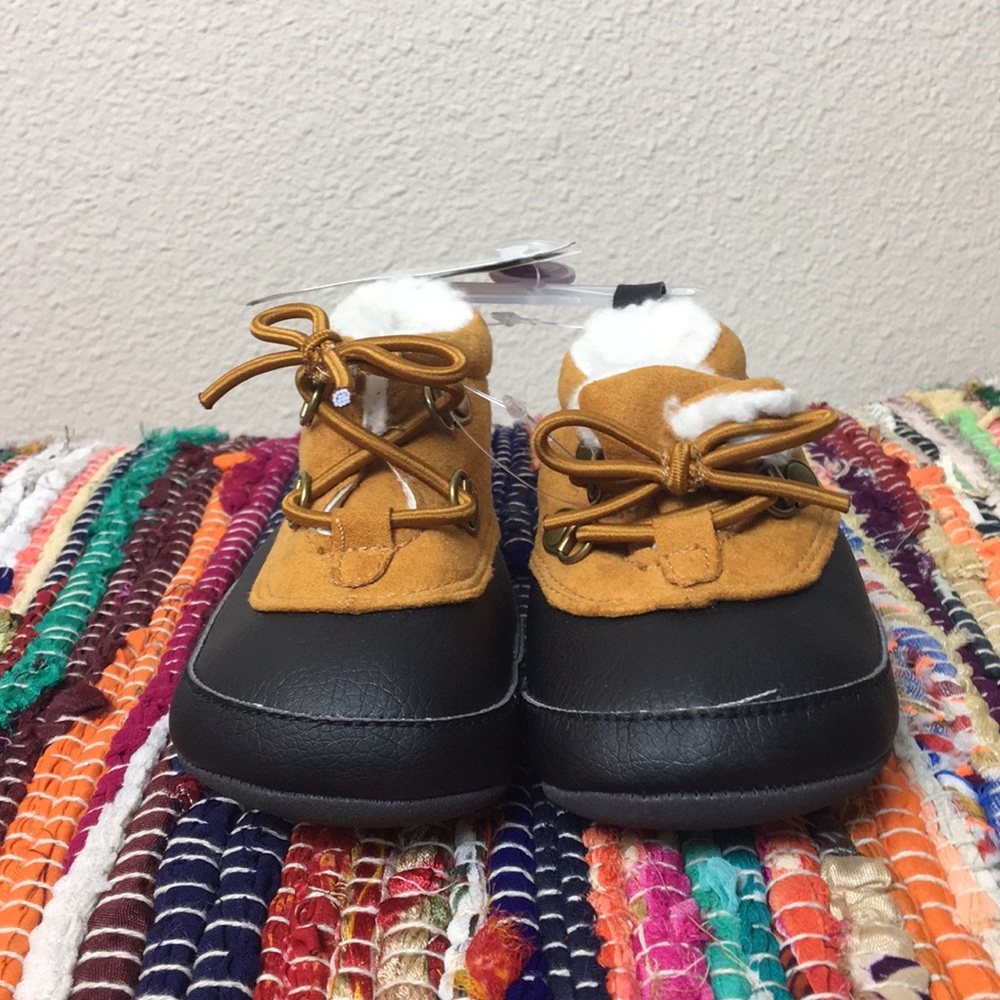 CARTER’S HIKING BOOT NWT SIZE 6-9M - Picture 2 of 7